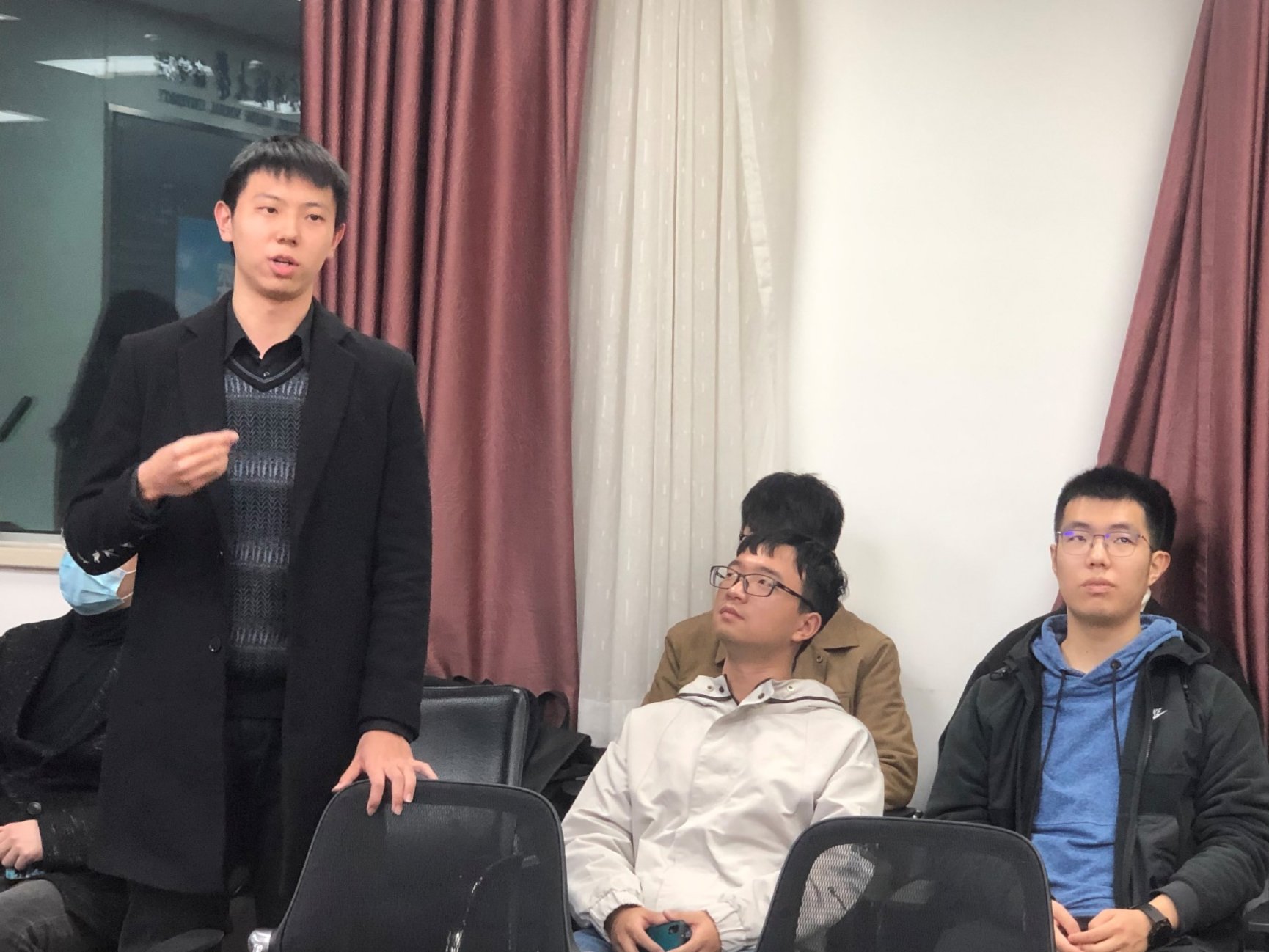 一群穿着黑色衣服的人&#xA;&#xA;描述已自动生成