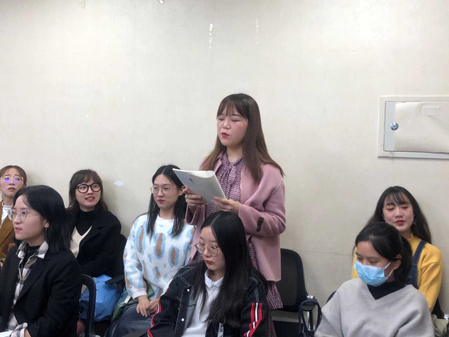 一群人站在人的照片&#xA;&#xA;描述已自动生成