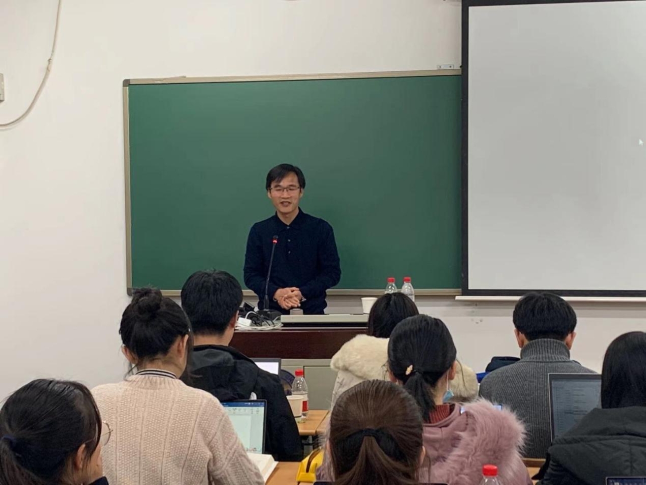 一群人正在听演讲

描述已自动生成