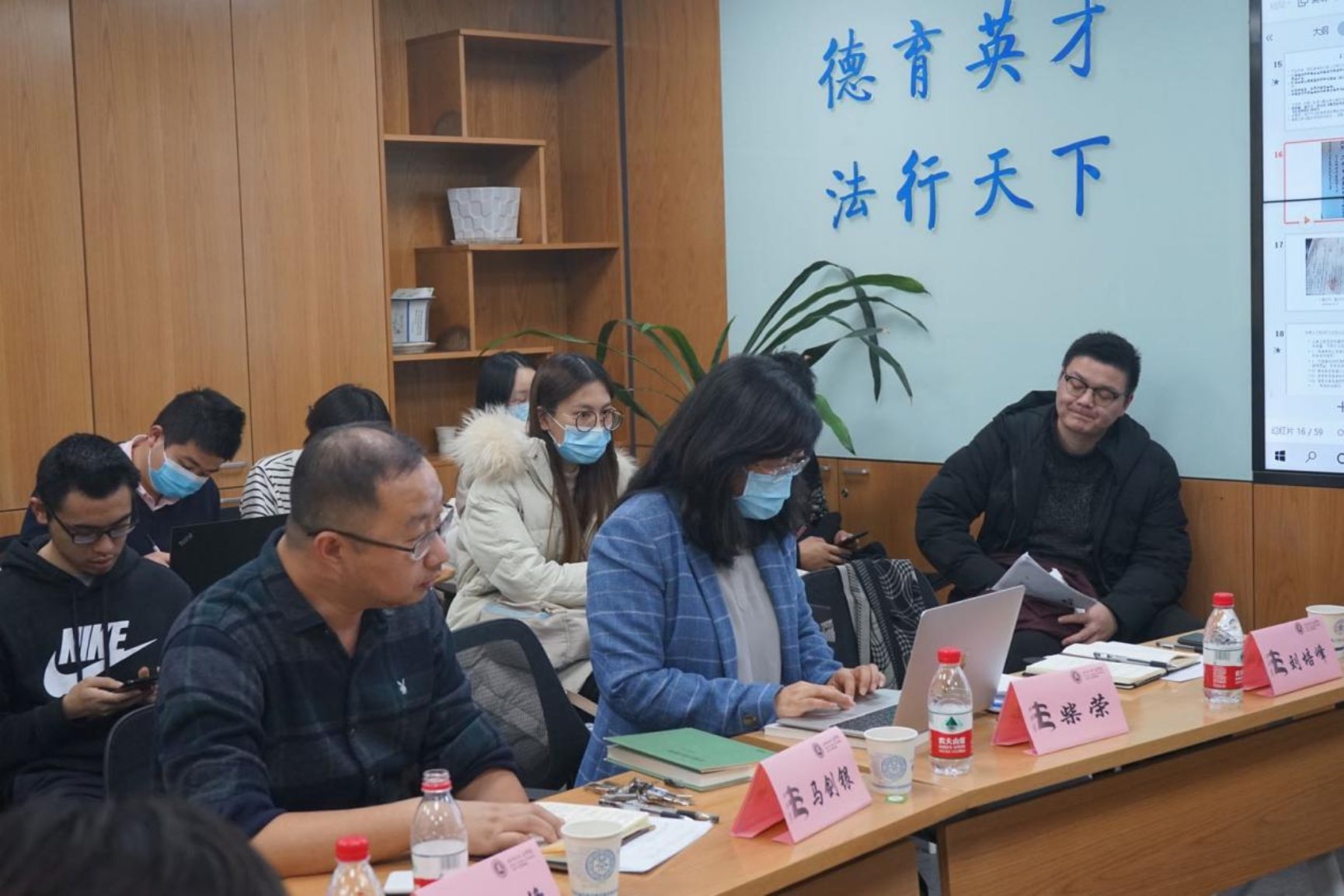 一群人坐在桌子前

描述已自动生成