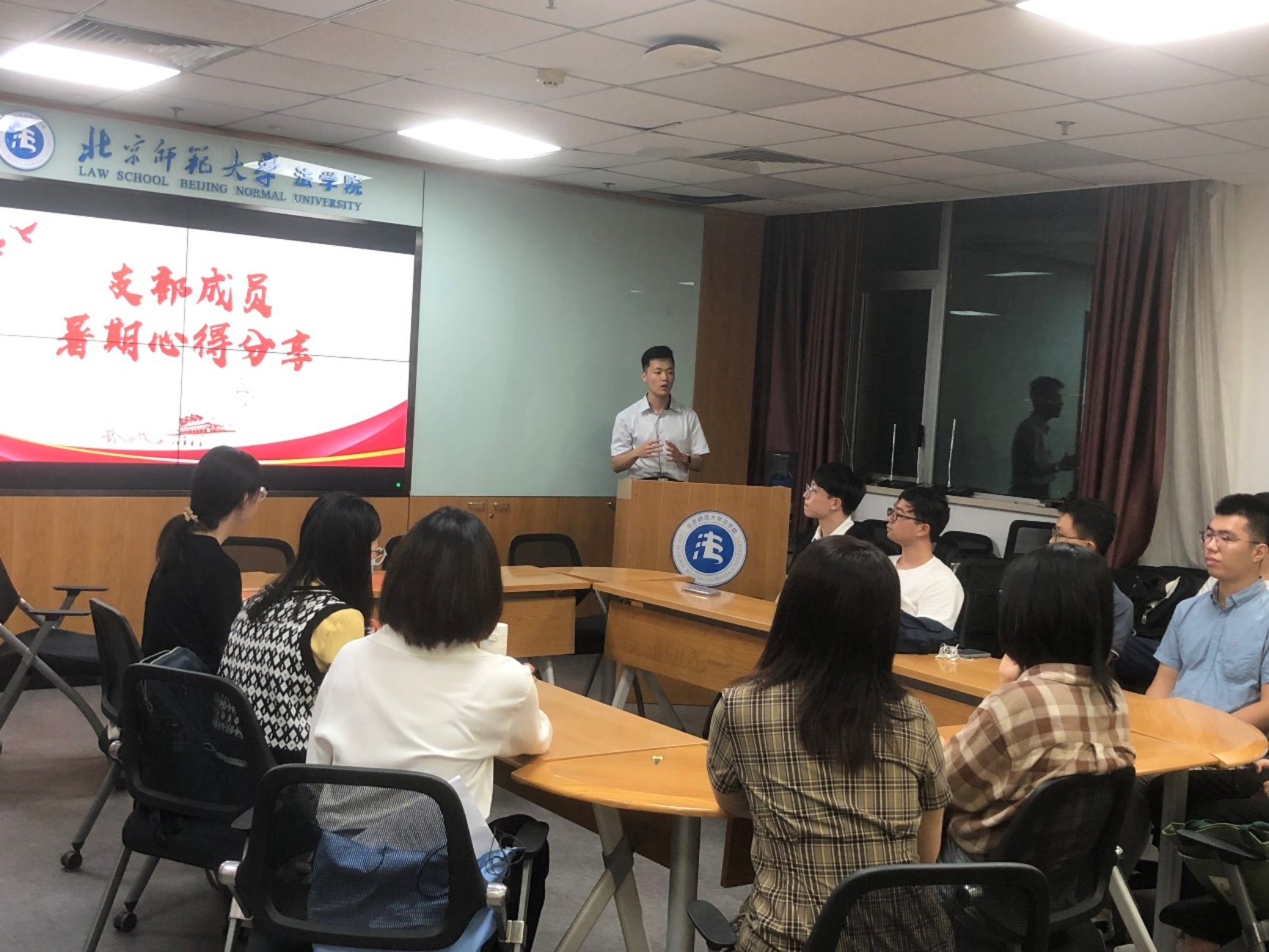 会议室里的人们

描述已自动生成